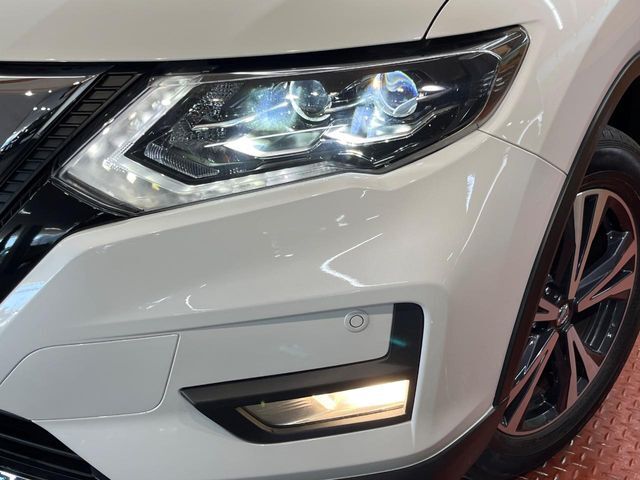 【LEDヘッドライト】悪天候や夜間走行時も良好な視界を確保し安心して運転できる高輝度LEDヘッドライトを装備！点灯速度が早く、消費電力も抑えられています。
