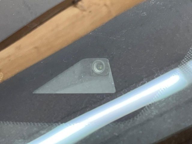 【エマージェンシーブレーキ】走行中に前方の車両等を認識し、衝突しそうな時は警報とブレーキで衝突回避と被害軽減をアシスト。より安全にドライブをお楽しみいただけます。