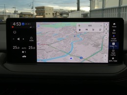 【Google マップ】運転中も音声だけで安全に目的地設定ができます。交通状況の変化をリアルタイムに反映し、最適なルートをご案内します。