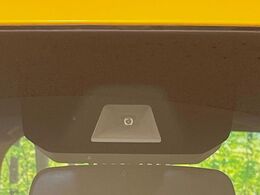 【ホンダセンシング】走行中に前方の車両等を認識し、衝突しそうな時は警報とブレーキで衝突回避と被害軽減をアシスト。より安全にドライブをお楽しみいただけます。