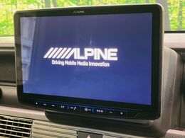 【大画面ナビ】人気の大型ナビを装備。存在感のある大画面はインパクト大！ナビ利用時のマップ表示は見やすく、テレビやDVDは臨場感がアップ！いつものドライブがグッと楽しくなります♪