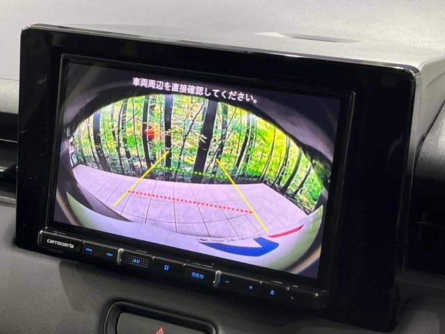 【バックカメラ】駐車時に後方がリアルタイム映像で確認できます。大型商業施設や立体駐車場での駐車時や、夜間のバック時に大活躍！運転スキルに関わらず、今や必須となった装備のひとつです！