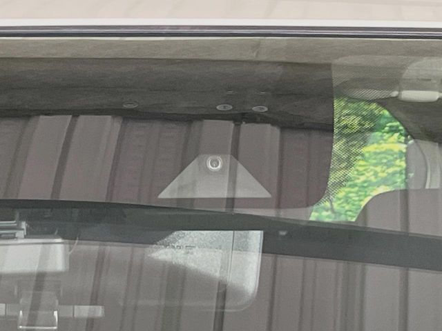 【エマージェンシーブレーキ】走行中に前方の車両等を認識し、衝突しそうな時は警報とブレーキで衝突回避と被害軽減をアシスト。より安全にドライブをお楽しみいただけます。