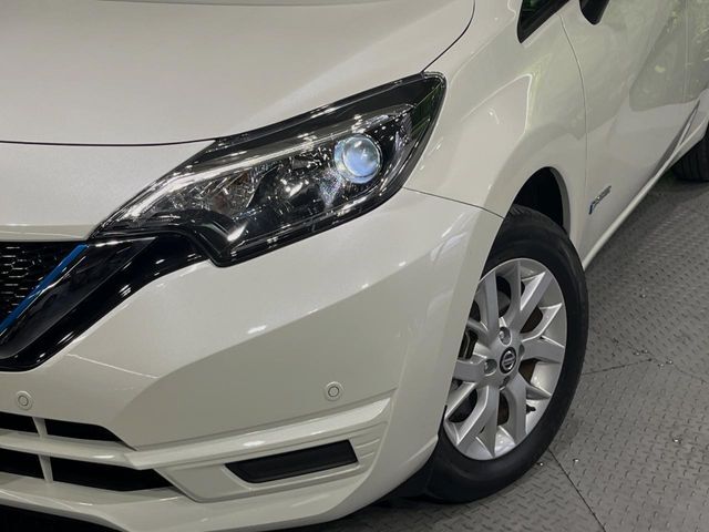 【LEDヘッドライト】悪天候や夜間走行時も良好な視界を確保し安心して運転できる高輝度LEDヘッドライトを装備！点灯速度が早く、消費電力も抑えられています。