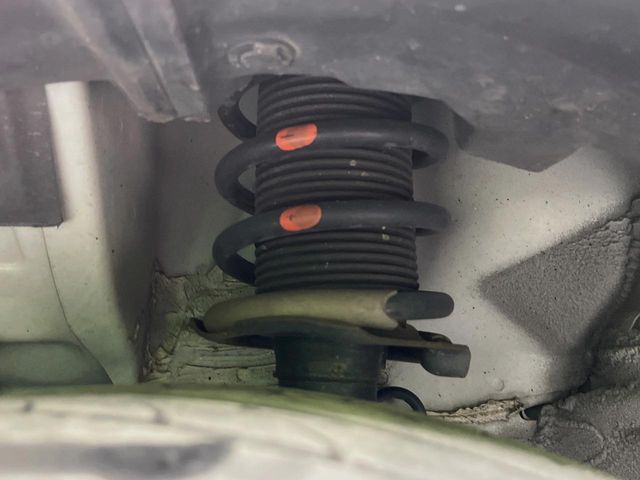 お車を安心してお乗りいただく為には、足回りの定期点検が欠かせません。サービスサポート（有償保証）では無料点検もご提供しており、安心のカーライフをお過ごしいただけるサポート体制が整っています。