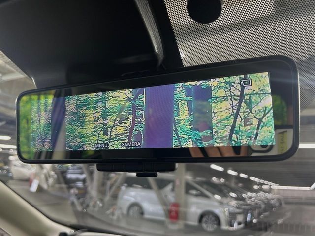 【インテリジェントルームミラー】後席の大きな荷物や同乗者で後方が確認しづらい時でも安心！カメラが撮影した車両後方の映像をルームミラー内に表示。クリアな視界で状況の確認が可能です！