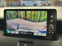 【バックカメラ】駐車時に後方がリアルタイム映像で確認できます。大型商業施設や立体駐車場での駐車時や、夜間のバック時に大活躍！運転スキルに関わらず、今や必須となった装備のひとつです！