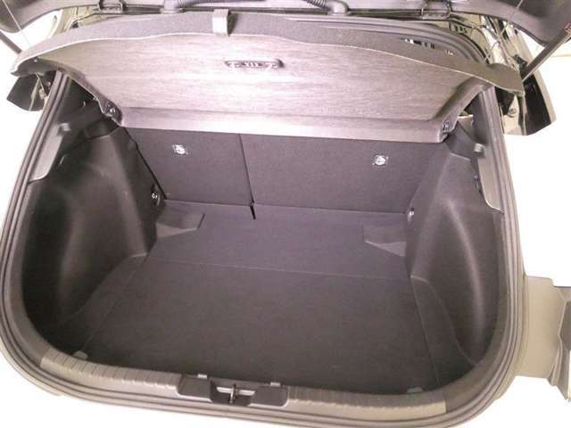 開口部の広いラゲージスペースは、ゴルフバックなどの荷物もラクラク積み込めます。
