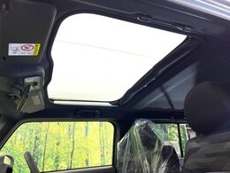 【ガラスルーフ】ガラスルーフ搭載で車内の解放感が一気にアップ！開放的なドライブをお楽しみいただけます。