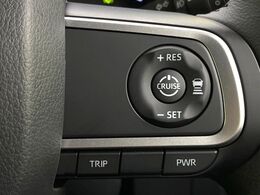 【アダプティブクルーズコントロール】高速道路での長距離走行が楽に！！自動で速度を保つクルーズコントロールが、衝突軽減システムと連携し、前方の車両を感知して車間を保つように速度調節してくれます！！