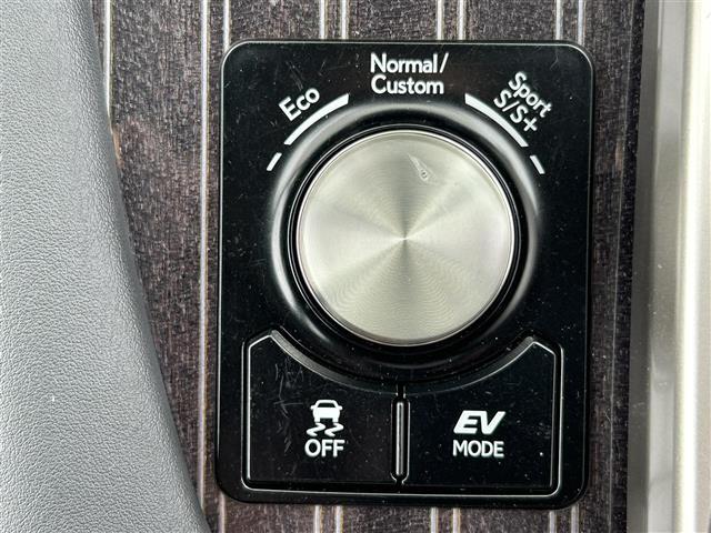 納車前に内外装のクリーニングをいたします。各種コーティング（別途有料）もご用意しておりますので、是非ご相談ください。