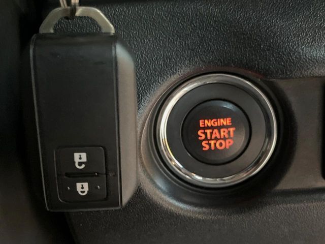 【キーレススタートシステム】カバンやポケットに入れたままでもドアの施錠・解錠が可能なスマートキーを装備。エンジンのオン・オフ時もカギを取り出す必要が無いからとっても便利です♪