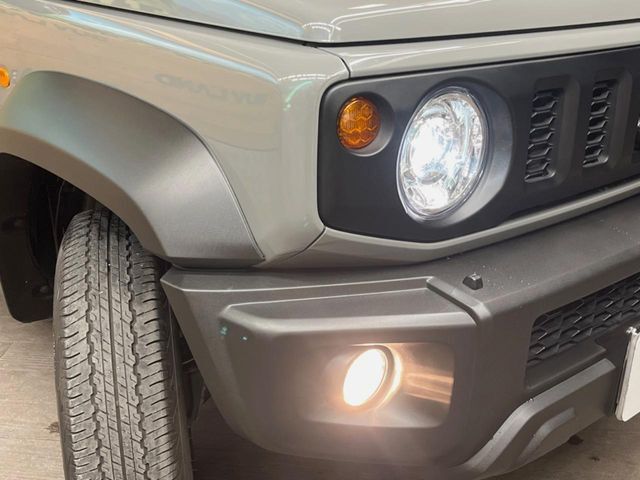 【LEDヘッドライト】悪天候や夜間走行時も良好な視界を確保し安心して運転できる高輝度LEDヘッドライトを装備！点灯速度が早く、消費電力も抑えられています。