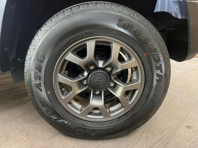 【純正15インチアルミホイール】外観にマッチした純正アルミホイールを装着しております。各種社外アルミホイールや、スタッドレスタイヤも取扱いしております。是非ご相談ください♪