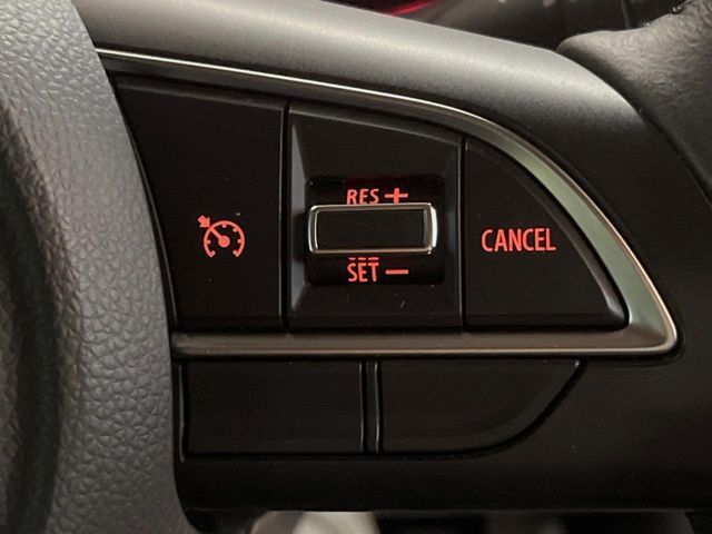 【クルーズコントロール】高速道路もラクラク走行。アクセルを離しても一定速度で走行ができ、長距離運転時の負担を軽減！加速・減速も簡単なスイッチ操作で調整できます。