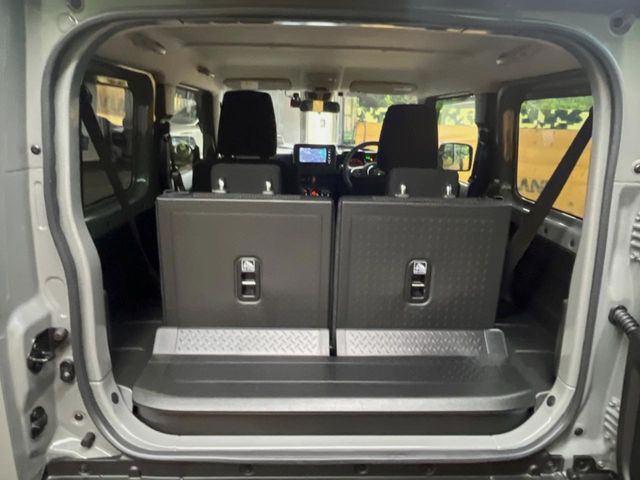 普段のお買い物や通勤、送迎等に十分な荷室スペースを確保しております。セカンドシートを倒すと、大きな荷物の積載も可能です♪