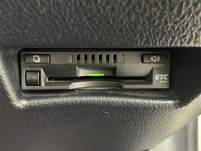 【ETC】有料道路を利用する際に料金所で停止することなく通過できる、ETC車載器（ノンストップ自動料金収受システム機器）が装備されています。セットアップを行うことで利用可能になります。