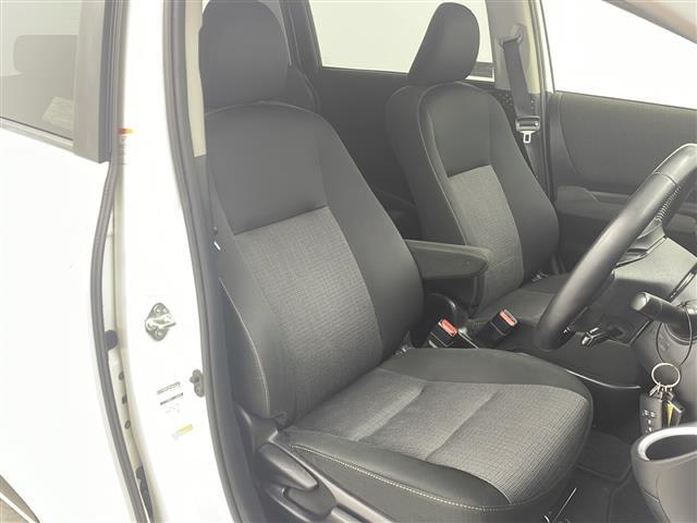 【運転席】座り心地が良いシートなので長時間の運転でも快適にお過ごしいただけます。新品のフロアマットのご注文も可能です。掲載箇所以外にご希望の写真がございましたらお気軽にお問い合わせ下さい。