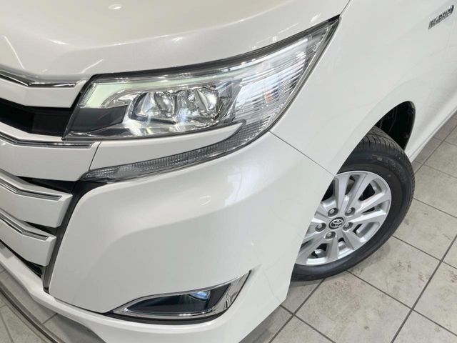 【LEDヘッドライト】悪天候や夜間走行時も良好な視界を確保し安心して運転できる高輝度LEDヘッドライトを装備！点灯速度が早く、消費電力も抑えられています。