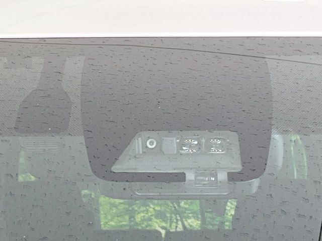 【プリクラッシュセーフティ】前方の車両等を検知し、衝突しそうな時は警報で注意を促し、ブレーキを踏む力をサポート。ブレーキを踏めなかった場合は衝突被害軽減ブレーキが作動、衝突回避をサポートします。