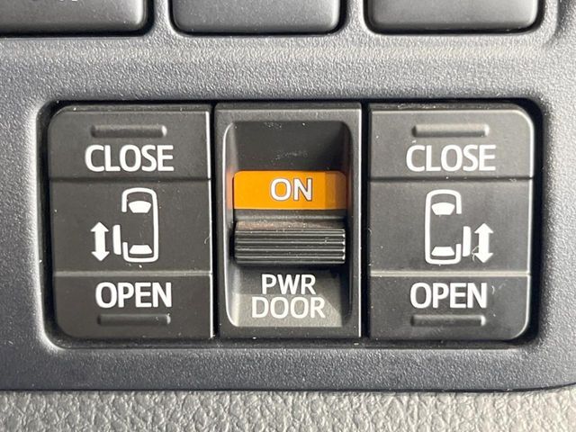 【両側パワースライドドア】スマートキーや運転席のスイッチで後席両側スライドドアの開閉が可能♪電動だから力を入れてドアを開ける必要が無く、小さなお子様でも簡単に開け閉めでき快適です♪