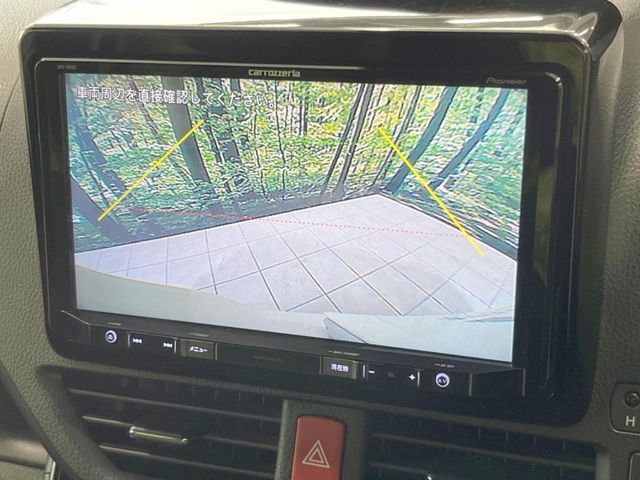 【バックカメラ】駐車時に後方がリアルタイム映像で確認できます。大型商業施設や立体駐車場での駐車時や、夜間のバック時に大活躍！運転スキルに関わらず、今や必須となった装備のひとつです！