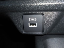 USBポートも装備されています、スマートフォンの充電やオーディオに連携も可能です、今や欠かせない装備の一つです！