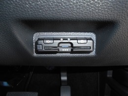 ETC装備車です、これさえあれば高速道路も楽々通行できます。お出掛けするのが好きな方には欠かせない装備です！
