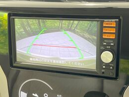 【バックカメラ】駐車時に後方がリアルタイム映像で確認できます。大型商業施設や立体駐車場での駐車時や、夜間のバック時に大活躍！運転スキルに関わらず、今や必須となった装備のひとつです！