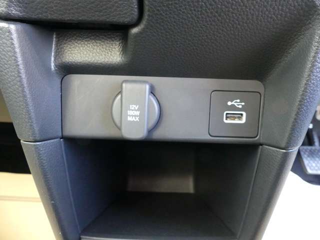 アクセサリーソケット、USBジャックも装備されています