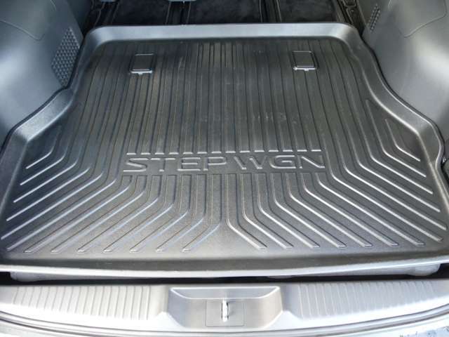 ラゲッジトレイが装備されています