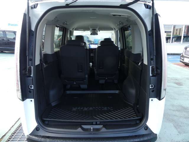 2列目のシートを離したり、後ろにロングスライドも可能。3列目シートが床下格納なので窓を塞がず、後ろにロングスライドしても明るく広々空間が広がります。