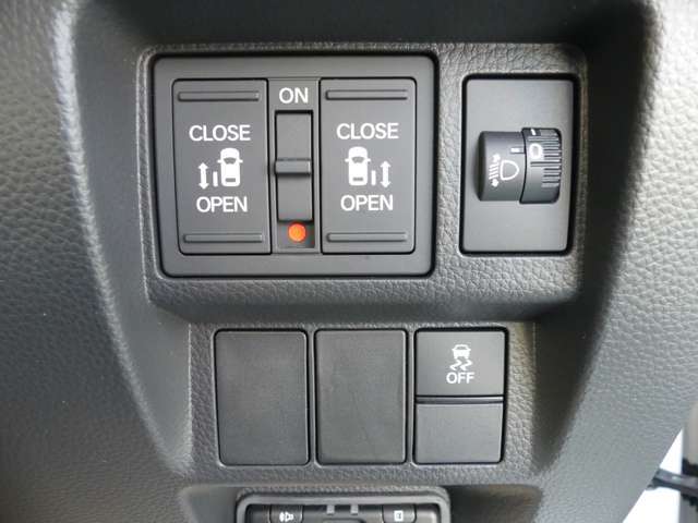 電動両側スライドドアが付いてます（運転席から操作可能です）