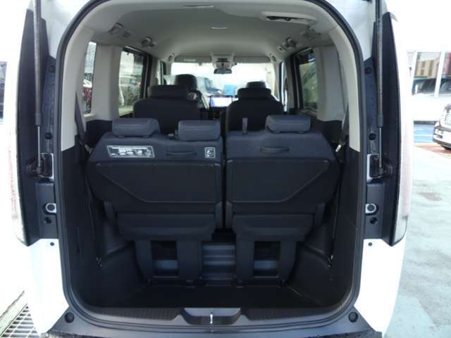 大口径なテールゲートは、その活用の幅を広げてくれます。幅広かつ低い床面で大きな荷物の出し入れが簡単になります！日々のショッピングやレジャー等、お客様のカーライフをより一層快適にしてくれます。