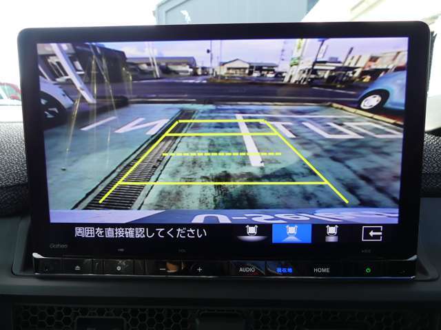 リアカメラが装備されており、後方の安全確認はもちろんのこと狭い場所での駐車や雨の日・夜間など視界の悪いコンディションでのストレスの軽減にもなります。