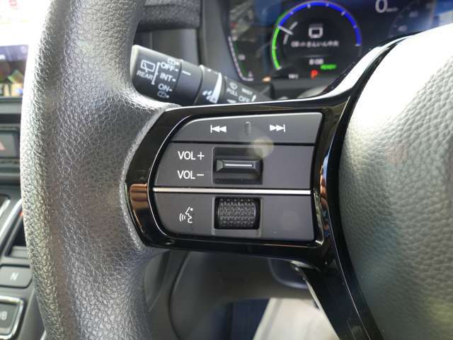 ステアリングにオーディオリモコンスイッチが装備されており、手元でボリューム調整・モード切替・選局・曲順スキップ等が可能なので、視線の移動が少なく、安心で安全な運転を強力にサポートします。