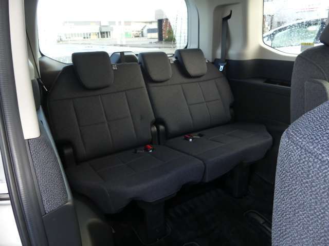 厚みのあるクッションで仕立てた3列目シート