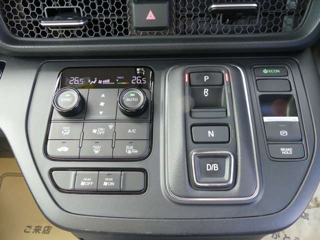 左右独立温度コントロール式フロントフルオートエアコン＋リアマニュアルクーラー。