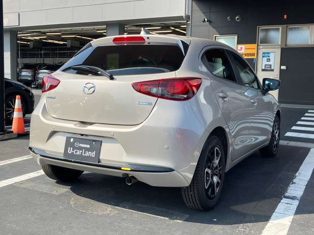 後席ガラスとリアガラスは、車内が見え難いプライバシーダークガラスになっています。紫外線から乗員を保護し、外部からのプライバシーも守ってくれますよ☆