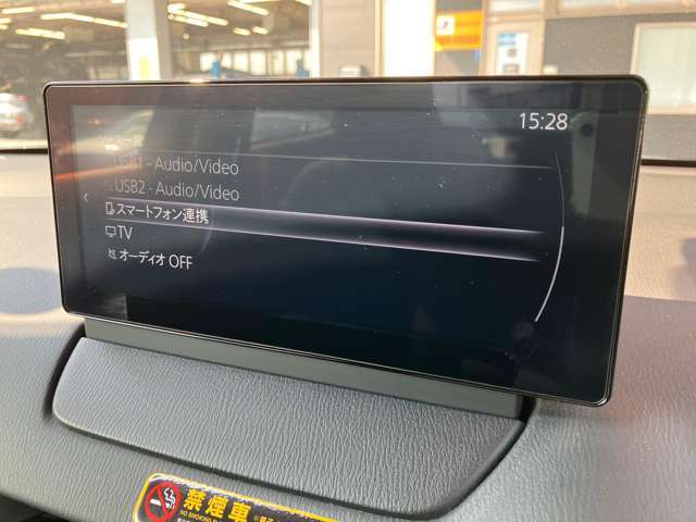 センターディスプレイは安全に運転が可能な見やすい位置に設計。オーディオやナビ、ハンズフリー通話、車両の各種設定など様々な機能を集約しております。