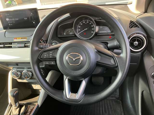 オーディオの音量やチャンネル操作ができるスイッチが、ハンドルに付いています。運転中でも、操作が行えて非常に安全・便利です！
