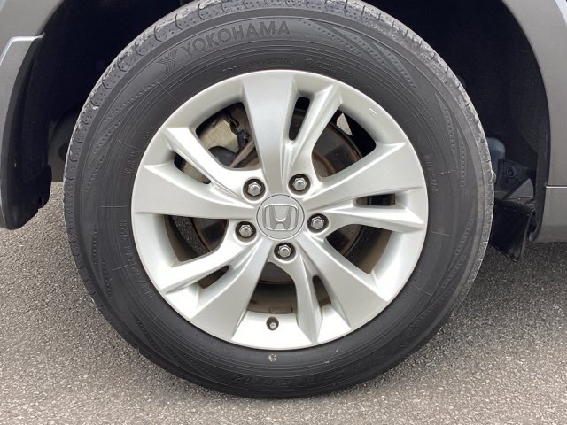 純正アルミホイールです。足元が引き立つので、車全体のイメージがアップしますよ！