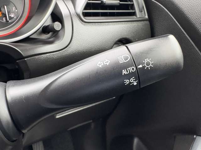 「オートライト」　暗くなると自動でライトが点灯し、安全運転を手助け！