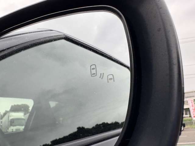 「ブラインドスポットモニター」　車線変更時にななめ後方車両の存在を教えてくれます