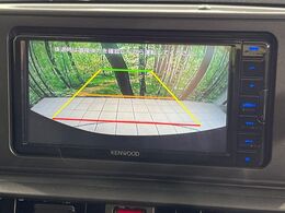 【バックカメラ】駐車時に後方がリアルタイム映像で確認できます。大型商業施設や立体駐車場での駐車時や、夜間のバック時に大活躍！運転スキルに関わらず、今や必須となった装備のひとつです！