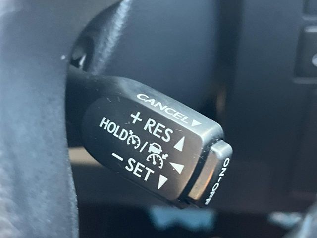 【レーダークルーズコントロール】高速道路での長距離走行が楽に！！自動で速度を保つクルーズコントロールが、衝突軽減システムと連携し、前方の車両を感知して車間を保つように速度調節してくれます！！