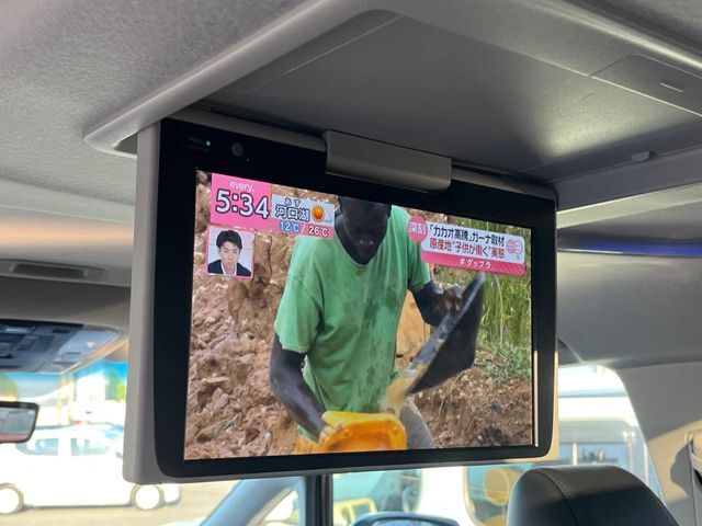 【フリップダウンモニター】大画面モニターで後席でもエンタメをお楽しみいただけます。小さなお子様にも大人気の装備です♪