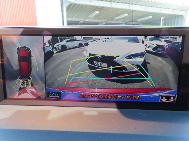 パノラミックビューモニターは車両の前後左右に搭載したカメラから取り込んだ映像を合成し、上から車両を見下ろした様な映像をナビ画面に表示。運転席から目視しにくい車両周辺の状況をリアルタイムで確認できます。