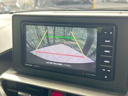 【バックカメラ】駐車時に後方がリアルタイム映像で確認できます。大型商業施設や立体駐車場での駐車時や、夜間のバック時に大活躍！運転スキルに関わらず、今や必須となった装備のひとつです！