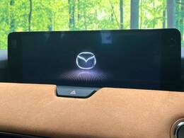 【12.3インチマツダコネクト】車内の雰囲気にマッチした大型ディスプレイ。スマホ接続でのナビ使用やBluetooth再生等、様々な機能が楽しめます。直感的なダイヤル操作が可能で、使い勝手も良好です。